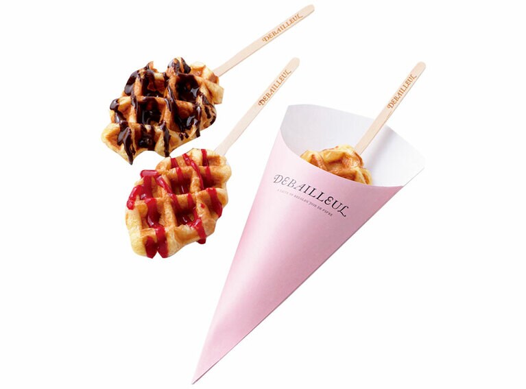 ［ドゥバイヨル 丸の内オアゾ店］「リエージュ風ワッフル」プレーン1個 241円、フランボワーズ、チョコレート、キャラメル 各1個 297円。賞味・消費期限：当日。