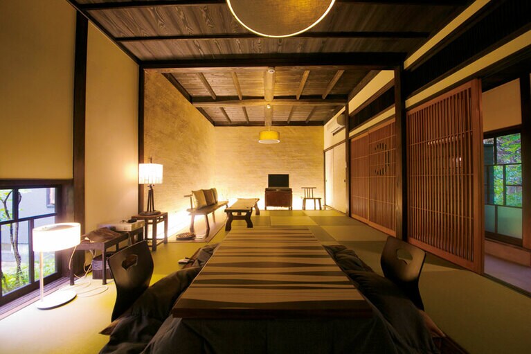 【おやど 二本の葦束】4500坪の敷地に母屋と離れ13棟。古民家を移築した部屋は、自然の造形を作品に見立てるように構成。