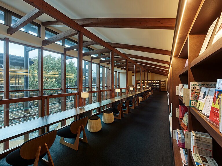 カーブドッチヴィネスパ［新潟／角田山温泉］ブックラウンジ。