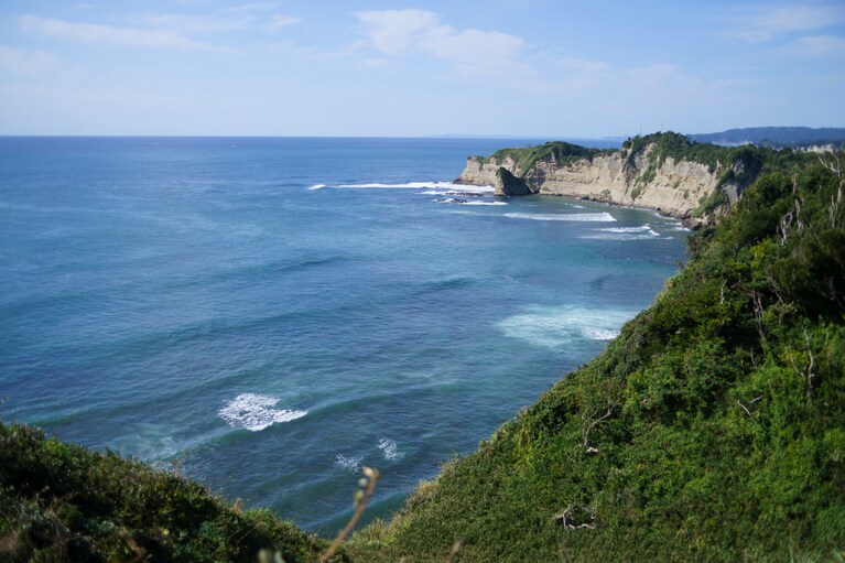 波と風に浸食された岩肌が延々と連なる。