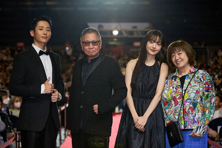 開幕式でのチョン・ヘイン、三池監督、キム・ヘジュン、坂美佐子プロデューサー。©BIFF