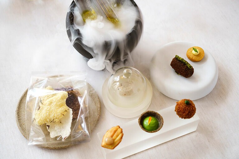 試験管に入ったスープや豚の顔をかたどったラードなど、遊び心が満載のアミューズ。