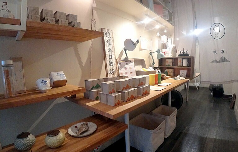 狭いながらも空間を上手に利用。厳選された茶葉や茶器などがセンス良く並んでいます。