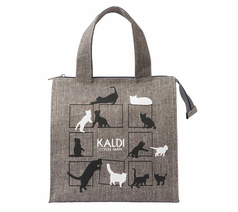 白と黒のネコが自由に遊んでいるような楽しいデザインのオリジナル・ネコバッグ。