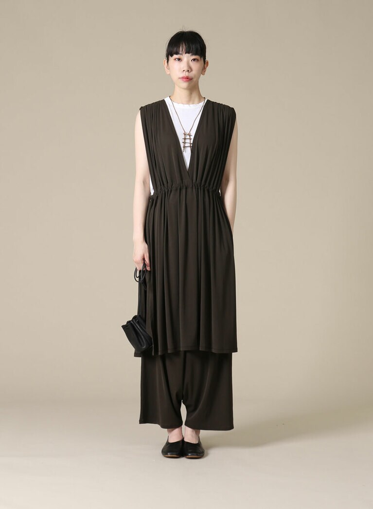 ギャザーロングジレ 39,000円、ラップパンツ 28,000円／プレインピープル。