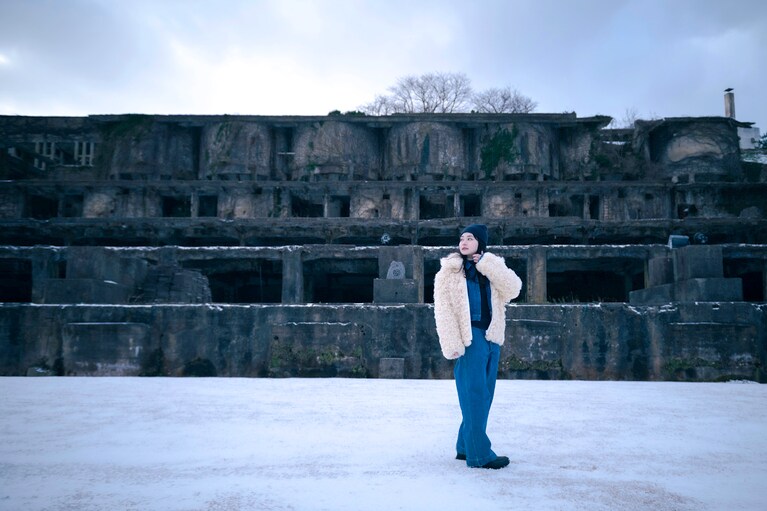 俳優・山田杏奈さんといく、世界遺産の島・佐渡島。雪景色の北沢浮遊選鉱場は神秘的な風景【通いたくなる島、佐渡】