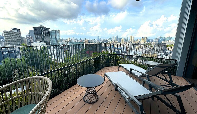 開放感いっぱいのテラスで、タワマンに住む富裕層気分でくつろいだり。