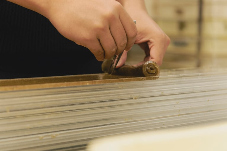 このサイズだな、というところでピンセットで切り取る。