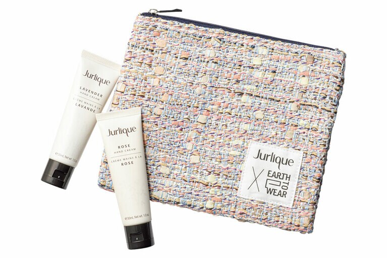 35周年を記念し、三陽商会のプロジェクト「EARTH TO WEAR活動」とコラボ。余り布を再利用したポーチとスター製品を組み合わせたサステナブルなキットが登場。35th アニバーサリーキット ハンドケア(内容：ローズ ハンドクリーム、ラベンダー ハンドクリーム、ポーチ) 4,800円／ジュリーク・ジャパン(限定発売中)