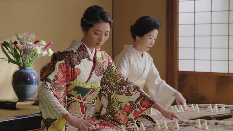 華道や琴も嗜む多才っぷり。©2020 Warner Bros. International Television Production Limited