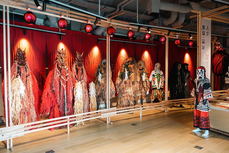 来訪神であるまれびとの衣装がズラリと並ぶ。