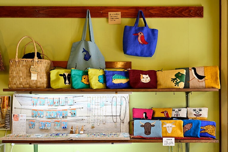 ミシンが苦手な手芸作家・hama子さんの作品は、すべて手縫い。生物たちの表情がたまらない……。