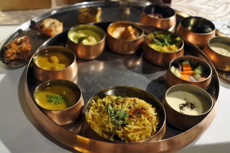 大迫力の大皿でサーブされるサフラン。