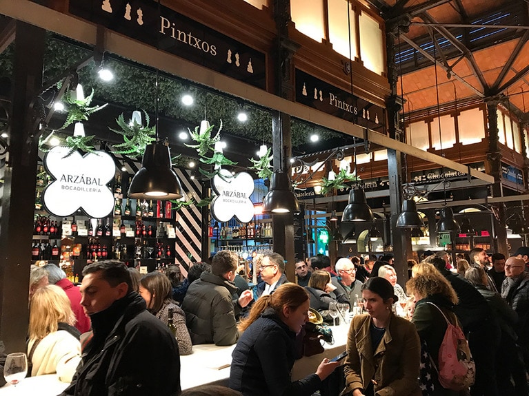 夜になるとイートインスペースはほぼ満席。美味しいものを食べながら、おしゃべりが尽きない。