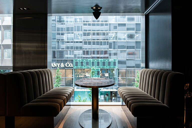 中央通りを真下に望む3Fのボックス席。往来を眺めながら優雅なひとときを。