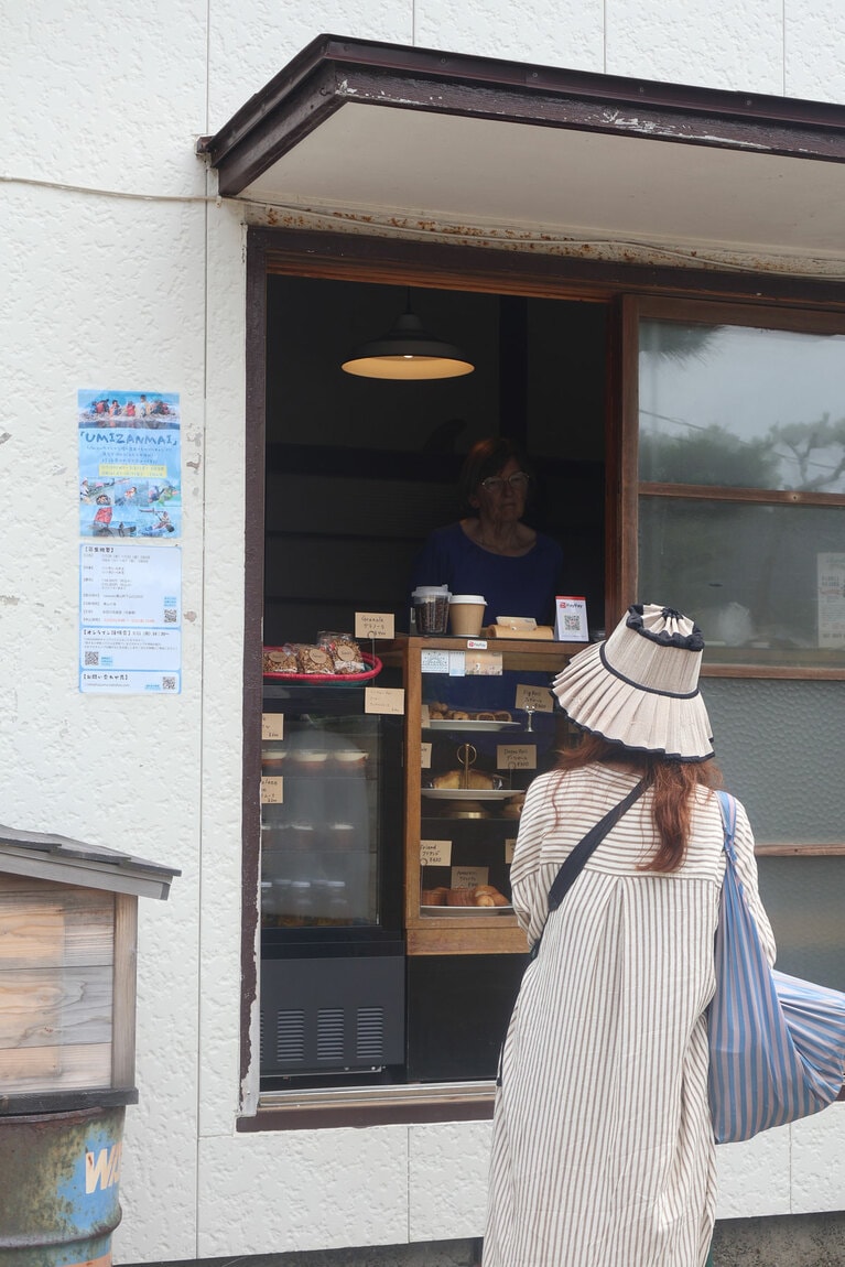 取材中にも何組もお客さんが来店。