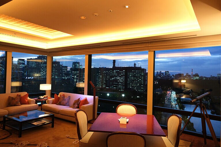 日没を迎えると、高層ビル群の夜景が浮かび上がってくる。