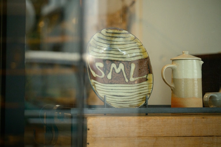 店頭には「SML」と描かれた看板代わりのプレートも。