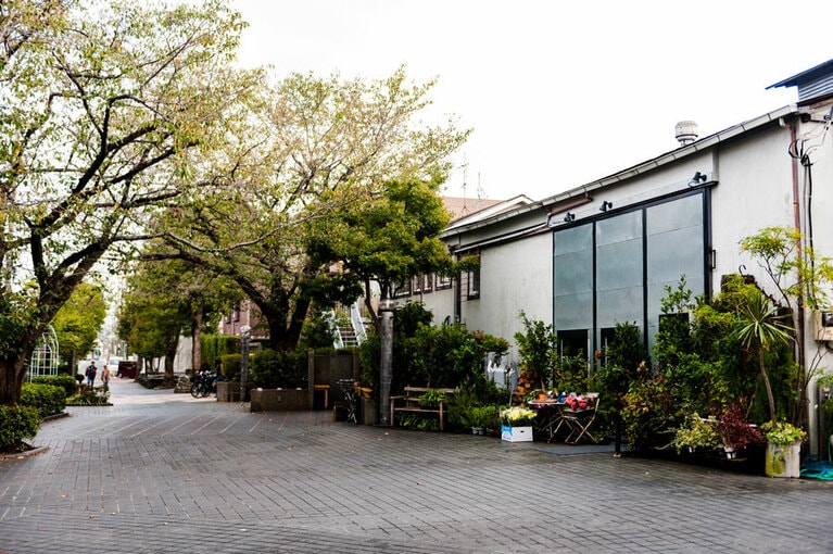 花に彩られた外観。