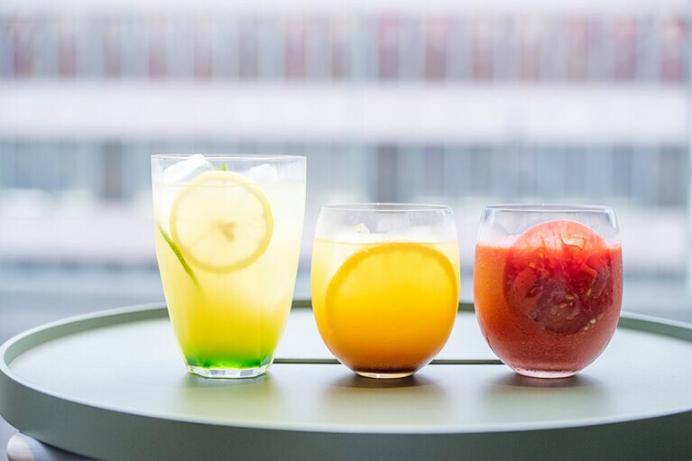 OMO5熊本のオリジナルドリンク3種。左から「ばんかん緑茶ソーダ」、「デコポン🄬スパイスエード」、「苺とトマトのスムージー」（すべて650円）。