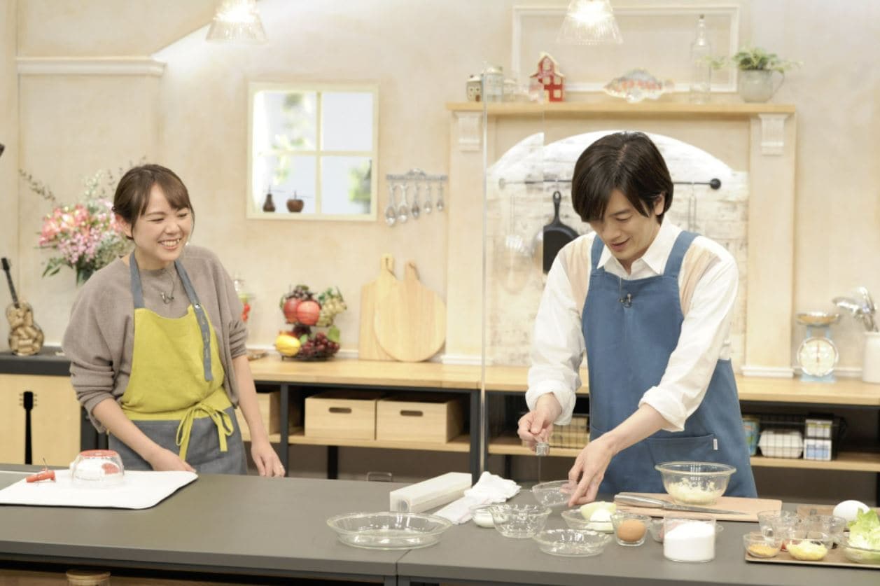講師の山本ゆりさんと料理するDAIGOさん　「DAIGOも台所」公式Twitterより