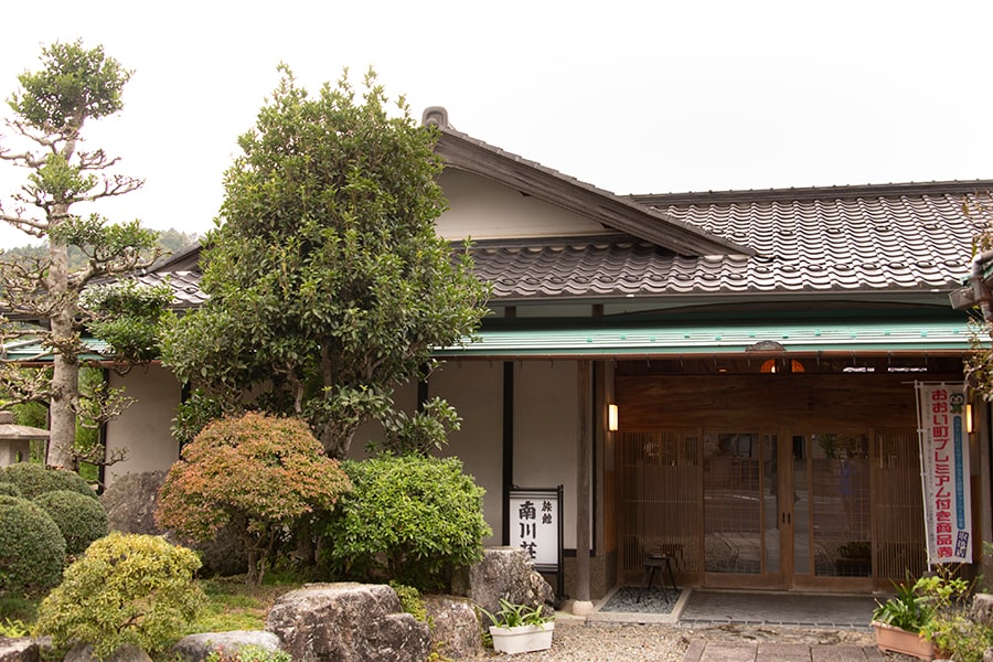 昭和37年から料理旅館となった「南川荘」。もちろん食事のみでの利用もOK (要予約)。