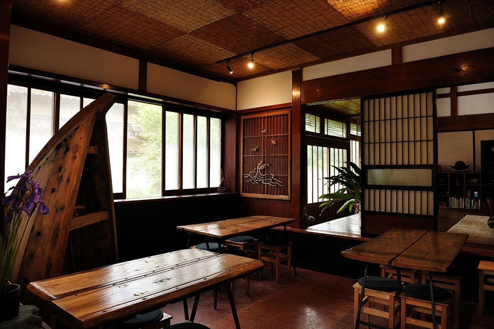 昭和35年ごろに建てられた佐渡農家の伝統的な古民家。御前と呼ばれる座敷や船板で作ったテーブル席も趣深い。