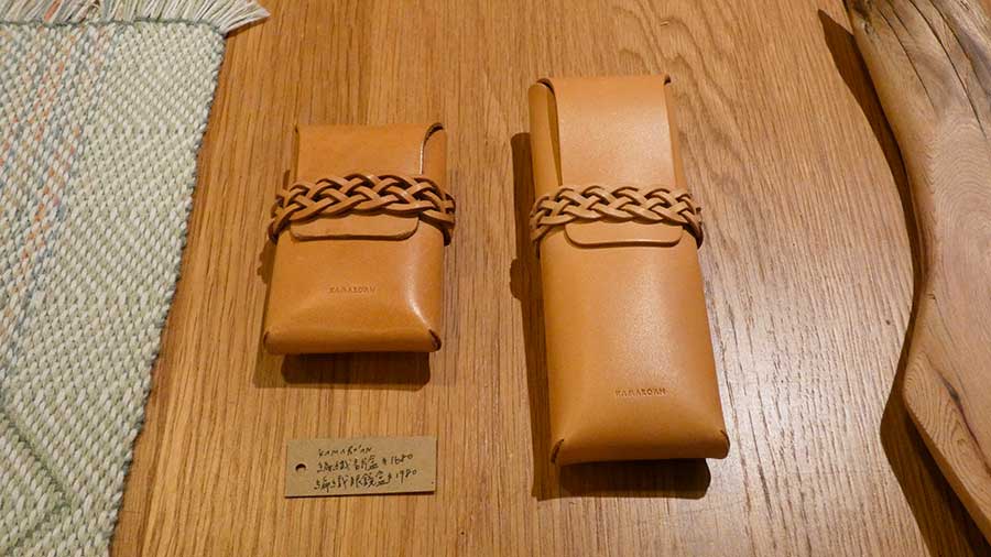 写真左はカードケース【Kamaroan 編織名片盒(カードケース) 1,680元】。右はペンケースや眼鏡入れに【Kamaroan 編織筆袋(ペンケース、眼鏡入れ) 1,980元】。