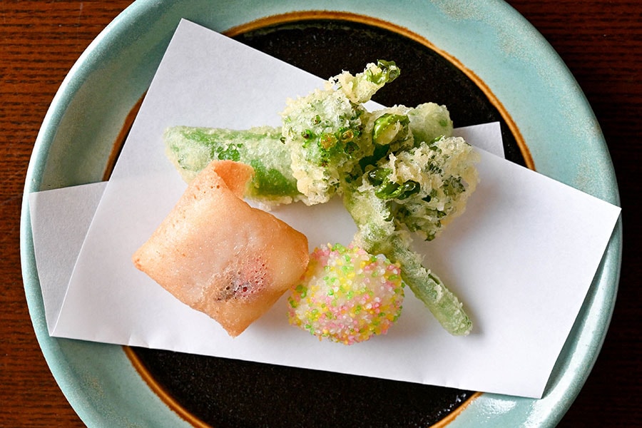 この日の揚げ物は、白魚の四彩揚げ、甘鯛の桜花揚げ、春野菜の天ぷら。