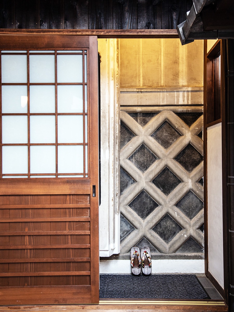 左：HINOTO101号室はメゾネット式。入口は重厚な漆喰のなまこ壁を活かしたつくり。
右：1階にはリビング、洗面所、檜風呂がある。