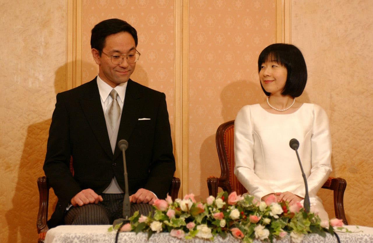 2005年11月15日、結婚式後の記者会見での黒田慶樹さん、清子さん　©JMPA