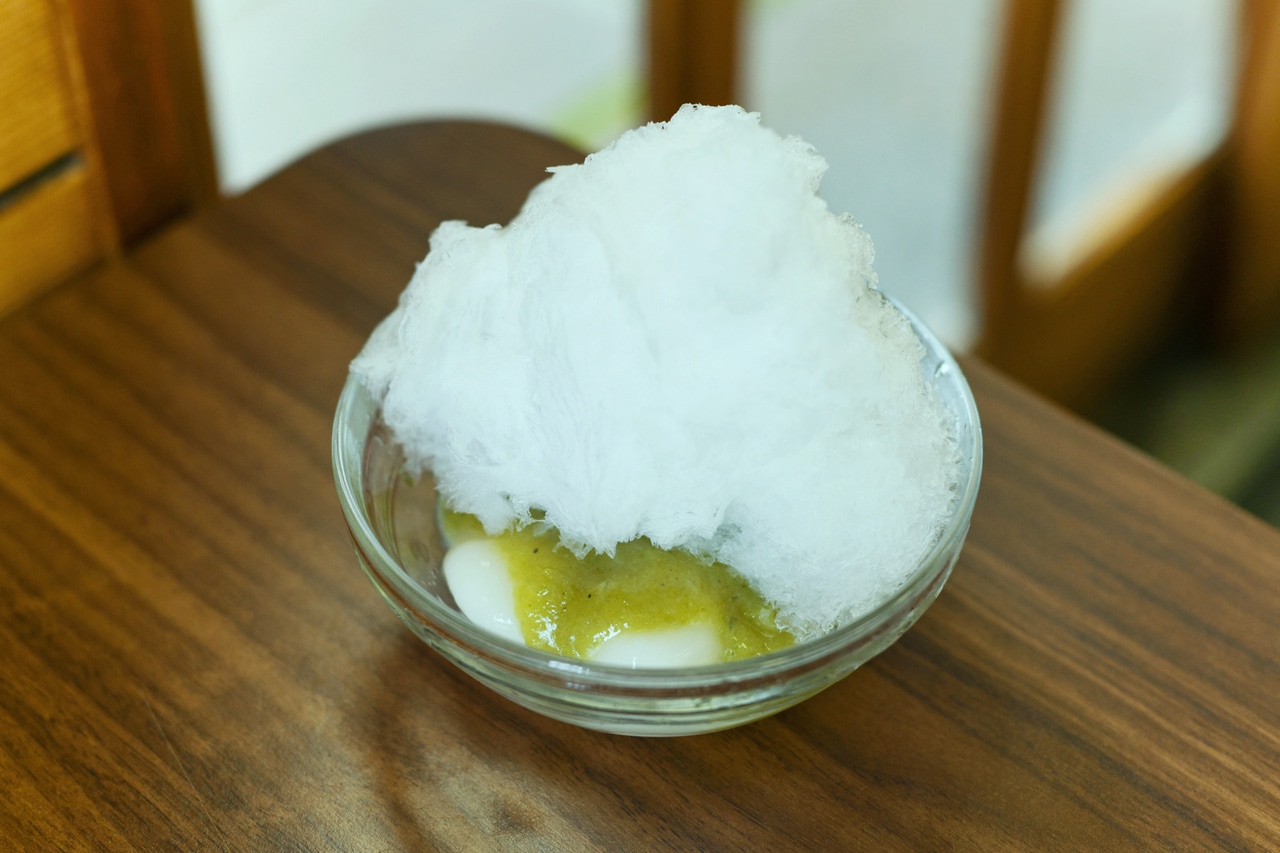 「氷くるみ餅」シングル(餅5個)420円。餅が10個入ったダブル840円もあり、いずれも通年メニュー。写真は撮影用に氷を少しよけたもの。本当は氷にすっぽりと覆われていて、中のくるみ餅は見えない。