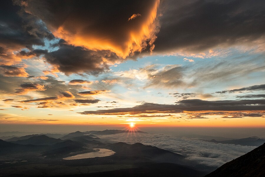 八合目付近でも、山頂に負けないご来光を眺めることができる。日の出後、明るくなってから登り始めるのが「グラマラス富士山登山」の鉄則。