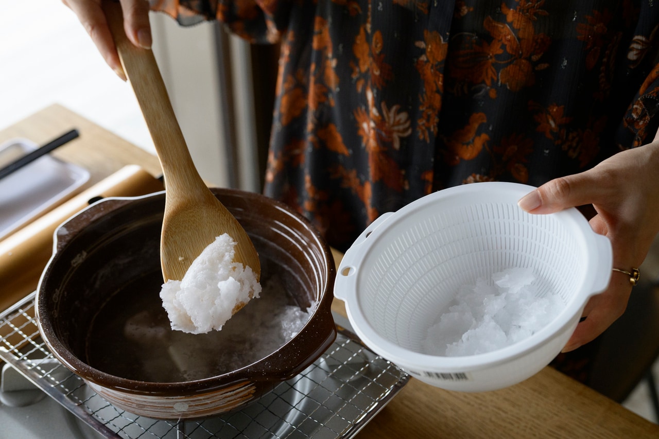 海水を加熱すると、食塩とナトリウムを豊富に含んだにがりに分離。にがりは豆腐の凝固剤として用いられる。