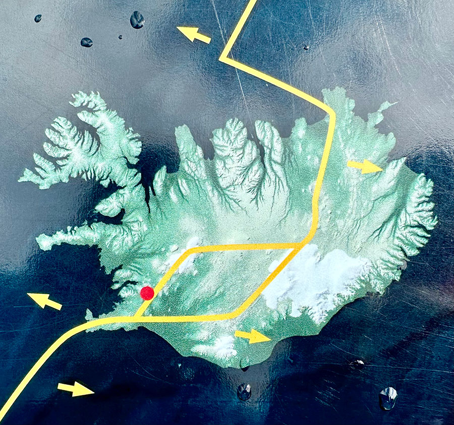 黄色の海嶺の左側に引っ張るのが北米プレート、右側がユーラシアプレート。