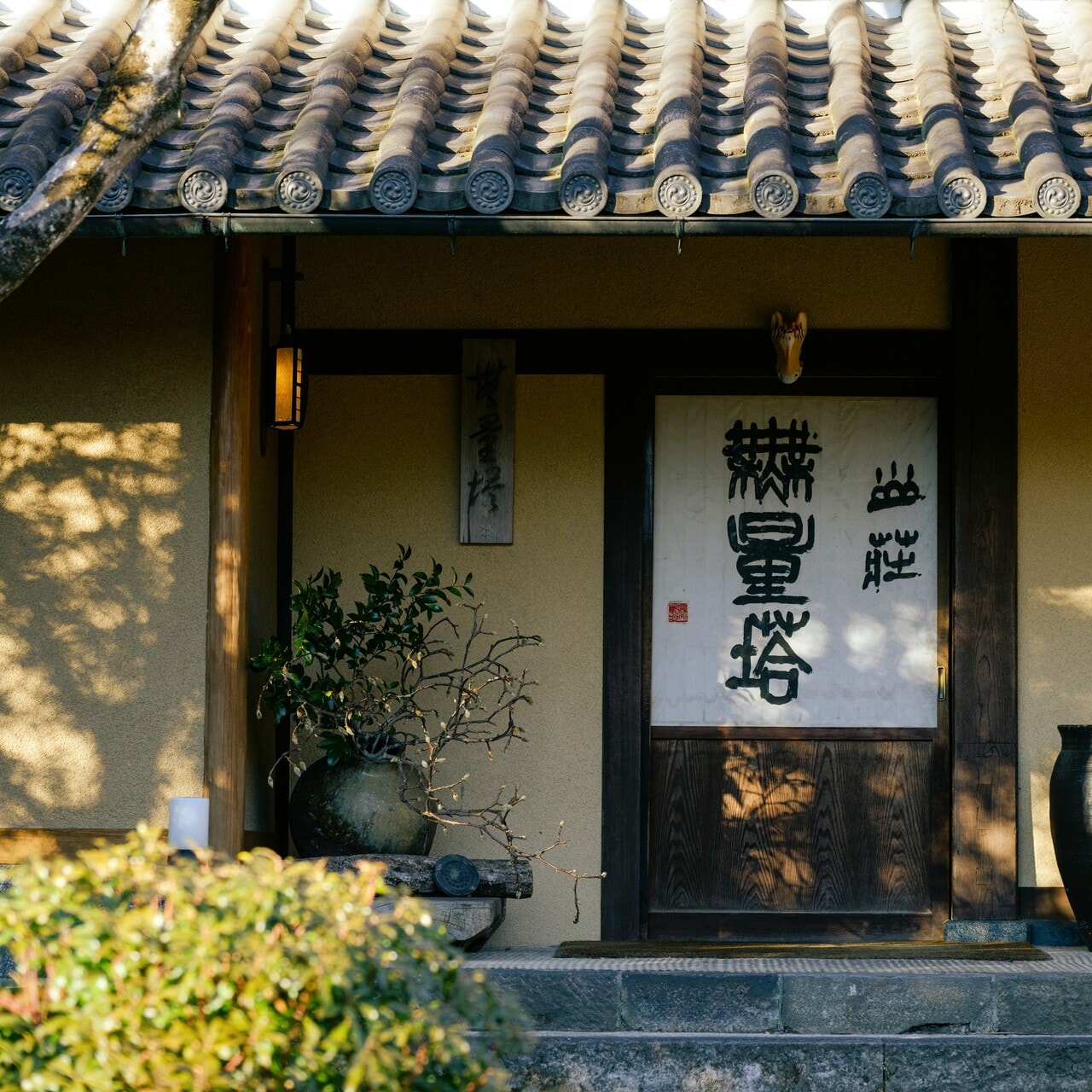 1992年、静寂に包まれる由布岳の麓に誕生し、その独自の美意識で旅人の心を一気につかんだラグジュアリー旅館の先駆け「山荘 無量塔」。全客室に源泉かけ流しの温泉を用意し、レストランで提供される山里料理の美味しさも定評があります。