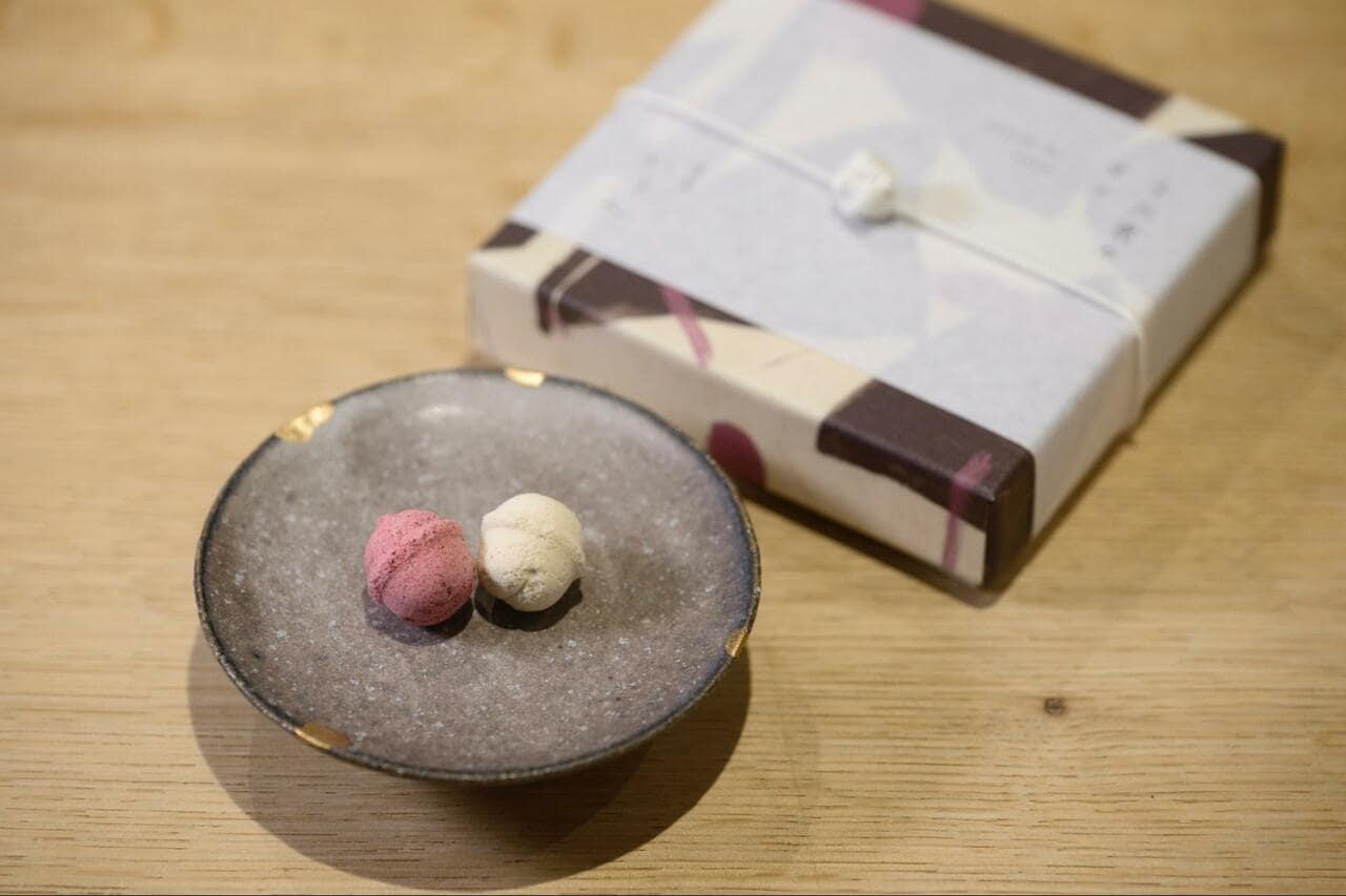 「十六夜のすゞ（いざよいのすず）」。カシスとさつまいもの和三盆。16個1,728円、玉結び付き1,893円（秋季限定）。