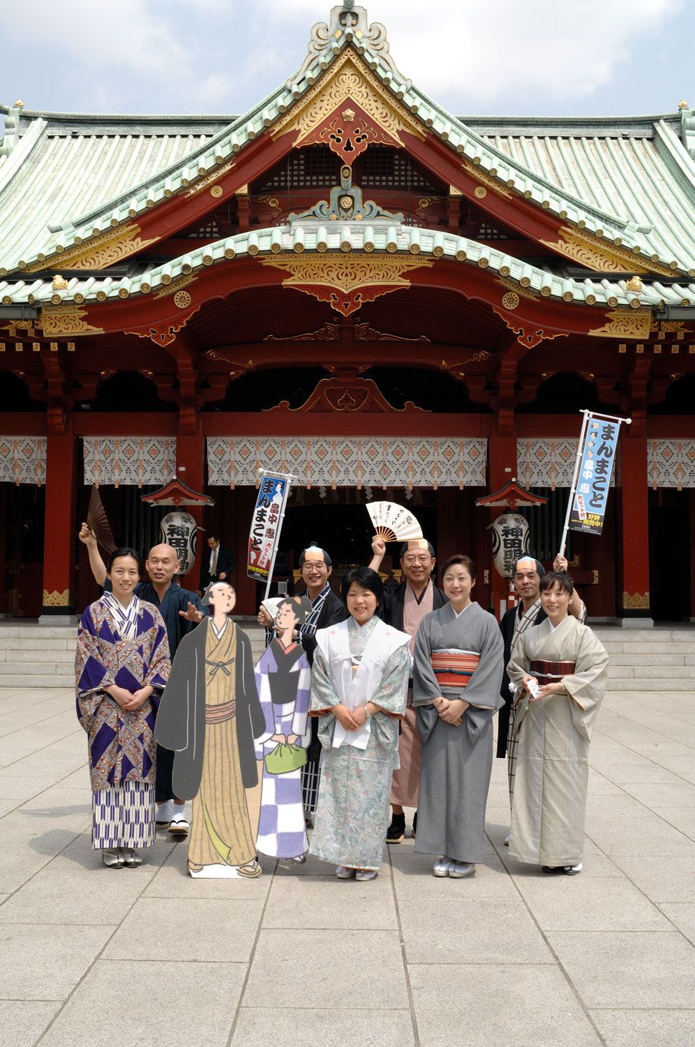 第1作目『まんまこと』のヒット祈願では神田明神詣でに(2007年)。