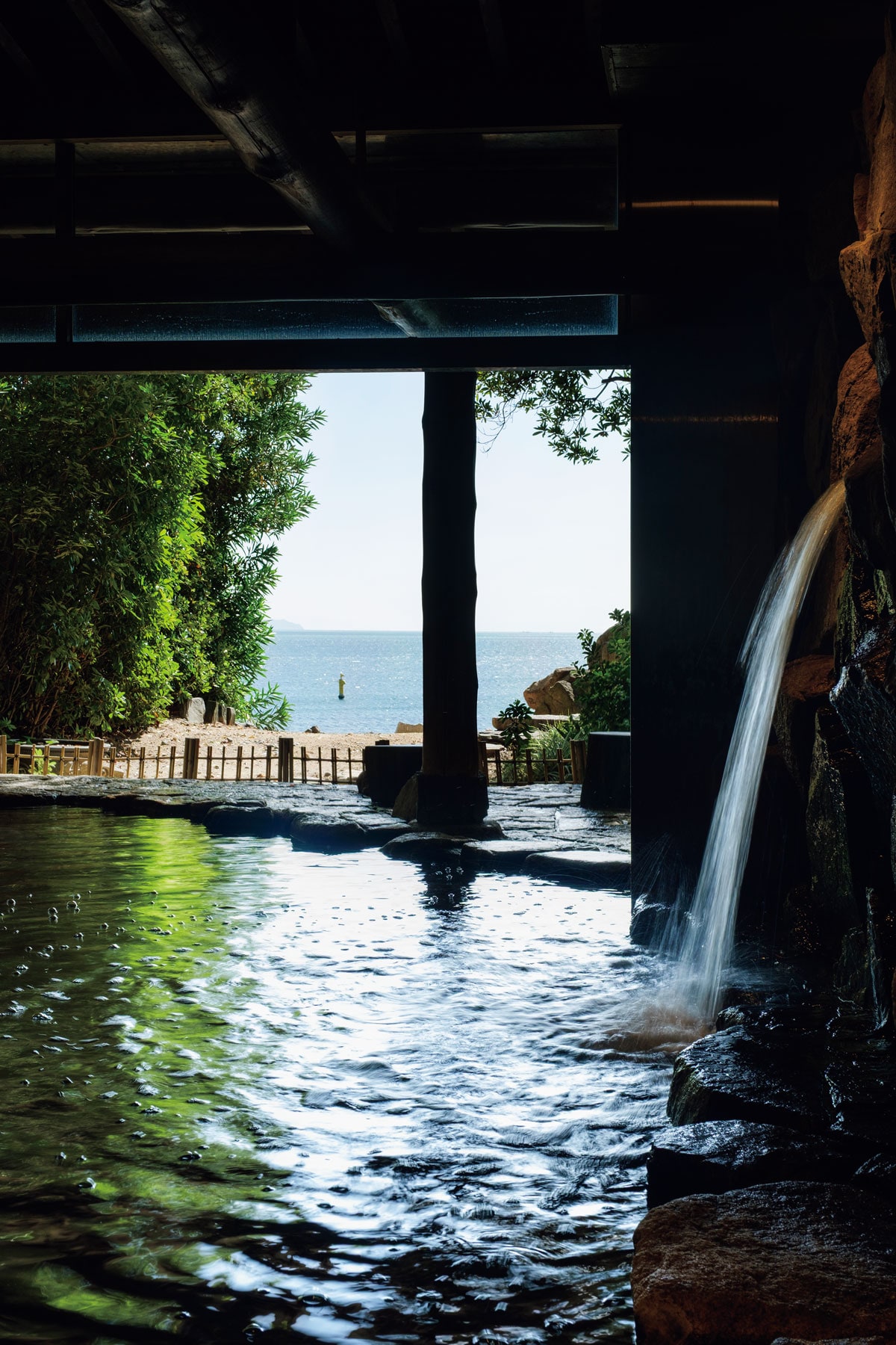 潮騒と海からの風が心地よい露天風呂。岩風呂と石造りの風呂があり、時間制で男女入れ替え。
