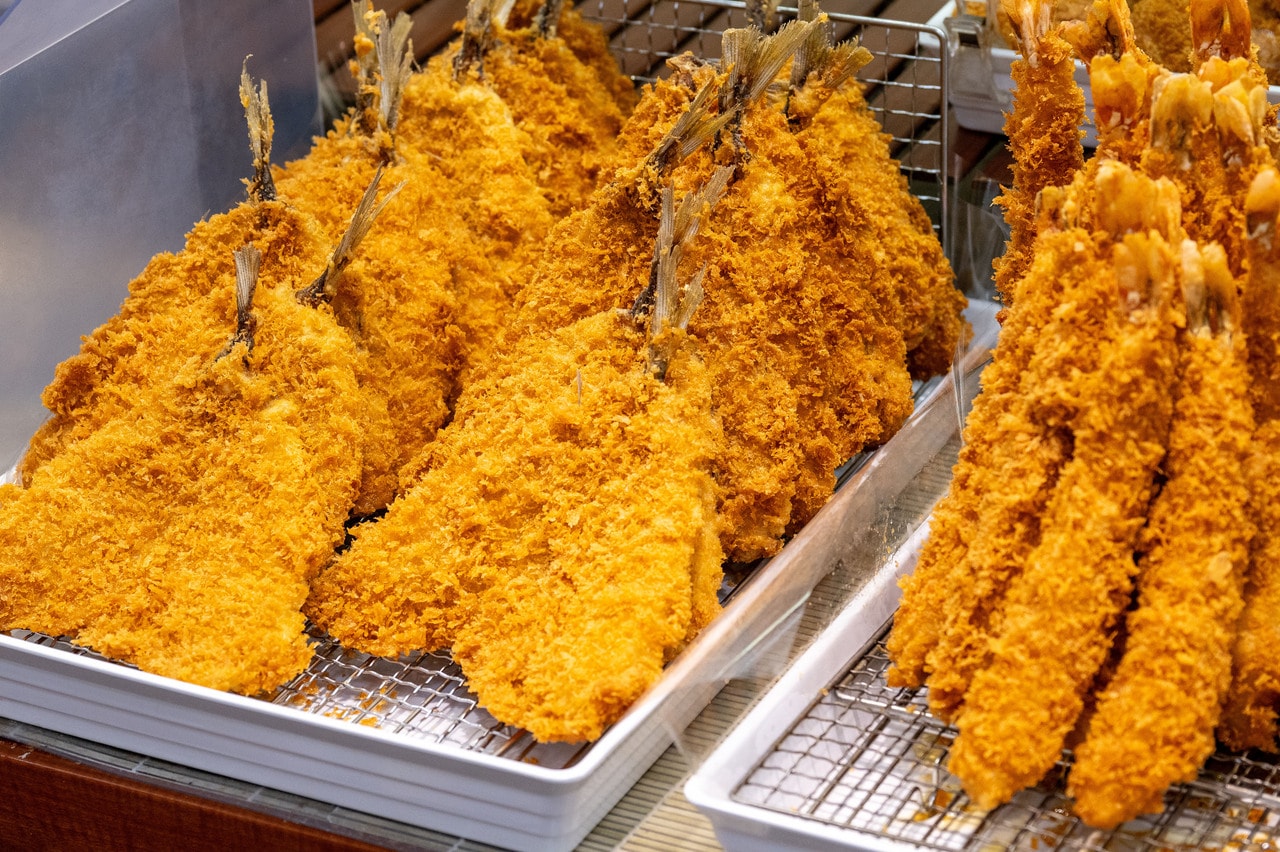 特大サイズのエビフライ400円、アジフライ350円。