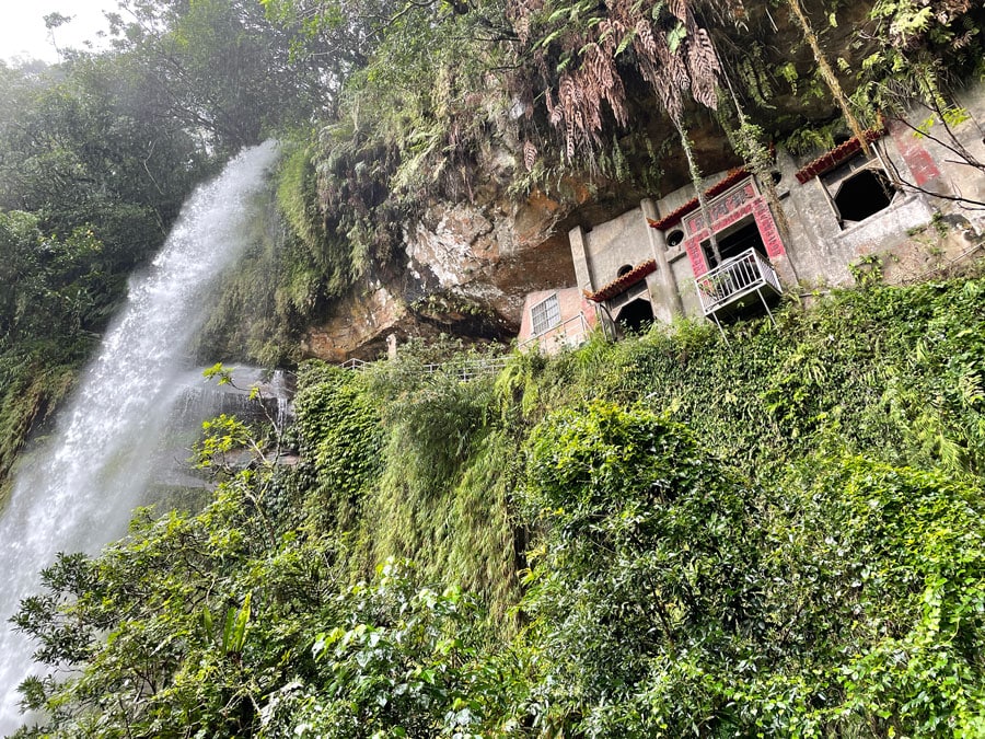 お寺の中を通って、滝の裏まで行けます。幻想的かつ神秘的な写真が撮れるハイキングコースとして人気なスポットです。