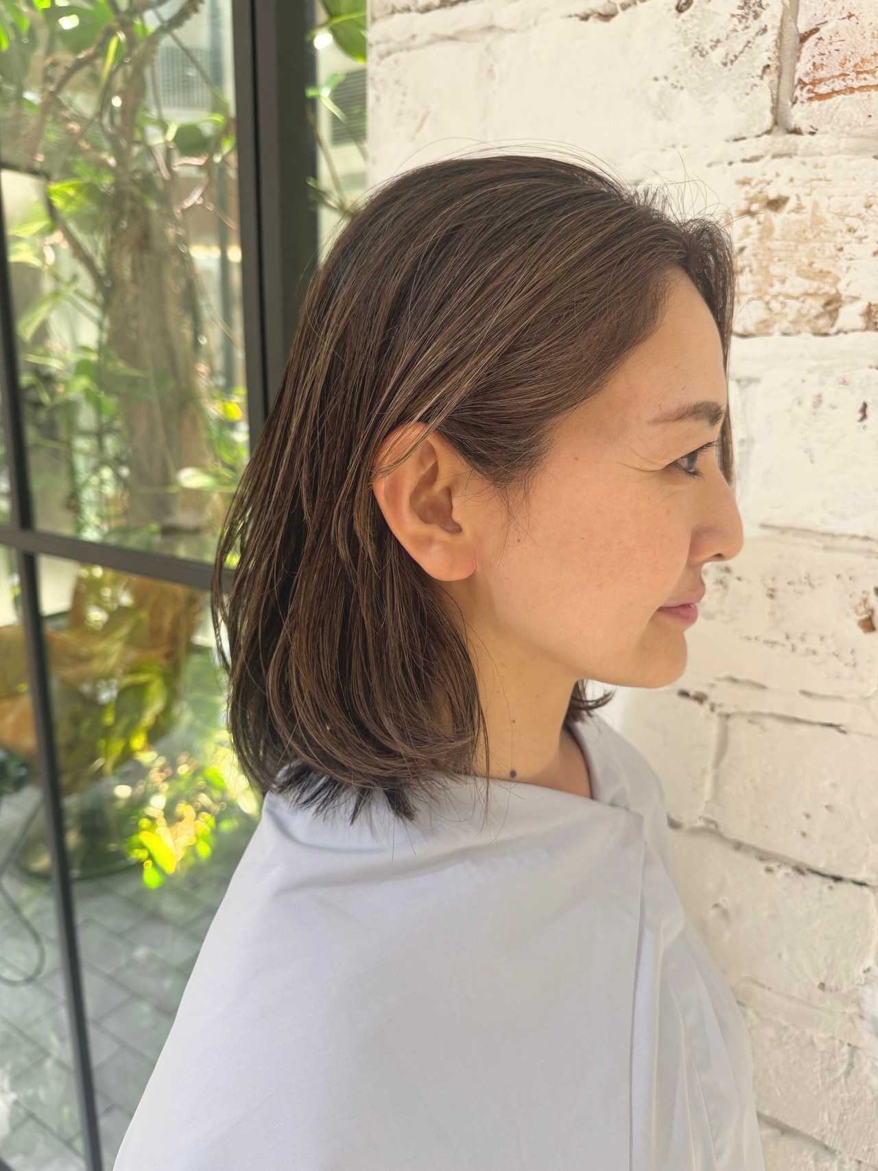 「白髪ぼかしハイライト」の施術後。顔周りの白髪が自然になじんでいる。