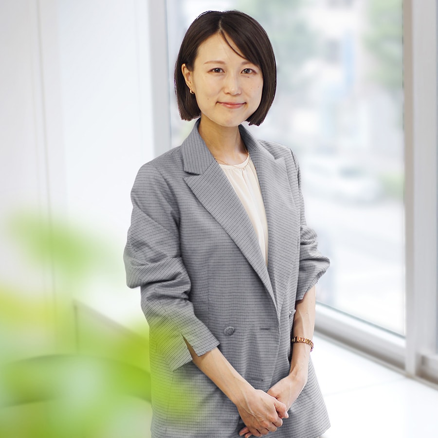 岩崎亜依子(いわさきあいこ):マーケティング学に興味を持ち、大学卒業後にロンドン大学の大学院へ進学。卒業後は大手化粧品メーカーに入社してマーケターとして経験を積み、現在は大手外資系飲料メーカーに転職してブランド戦略の立案から製品開発までを手掛ける。2024年に自身の手掛けるフェムケアブランド「cozyme(コジム)」をローンチ。本業のかたわら、ブランドディレクターやライターとしても精力的に活動中。2025年には出産も経験し、子育てママに。Instagram:@cabochanopapa @cozyme_japan