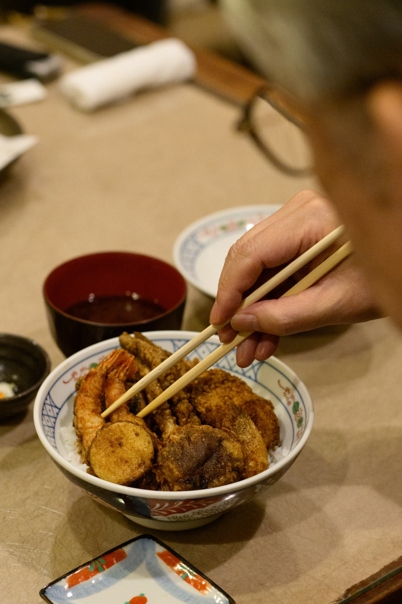 小町通りの「天ぷら ひろみ」で小津安二郎が愛した天丼「小津丼」を食す。