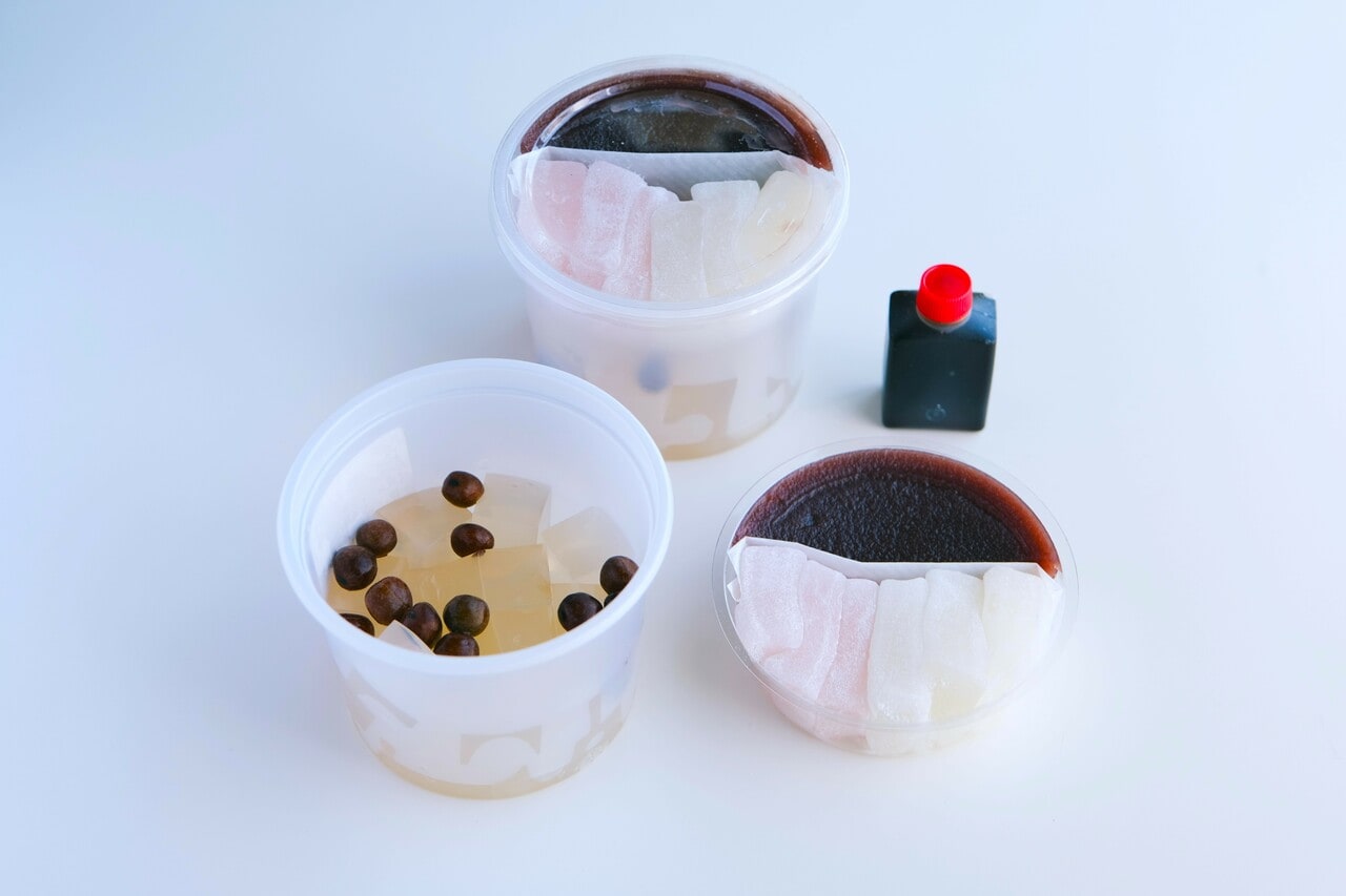 あんみつ1個550円。コリコリの寒天にふわもちの求肥、なめらかなこしあんが引き立て合う。