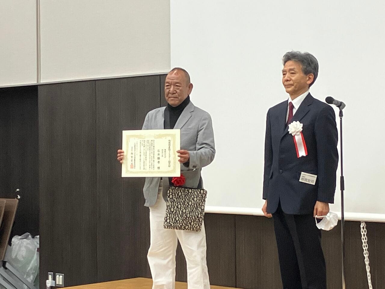 地域特産物マイスター認定表彰式に登壇した石井勝孝さん（2023年2月21日）