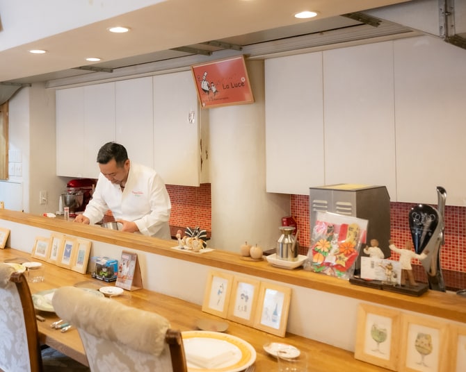 とにかく楽しいカウンター。小川シェフ、真剣なときもあります。