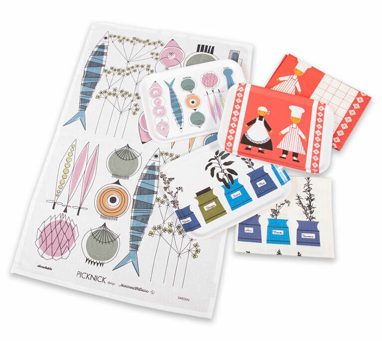 スウェーデンのテキスタイルメーカー「アルメダールス」のティータオル 2,090円とトレイSサイズ 3,740円。