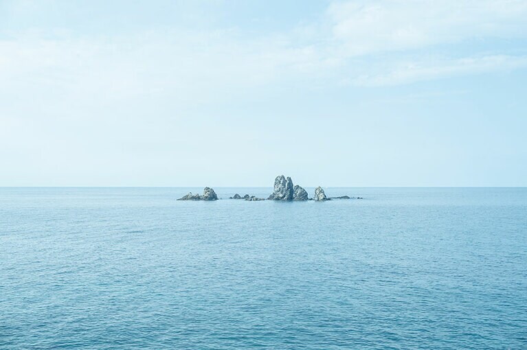 天草下島の西海岸から眺める大ヶ瀬と呼ばれる岩礁。ここは夕日の観賞ポイントでもある。