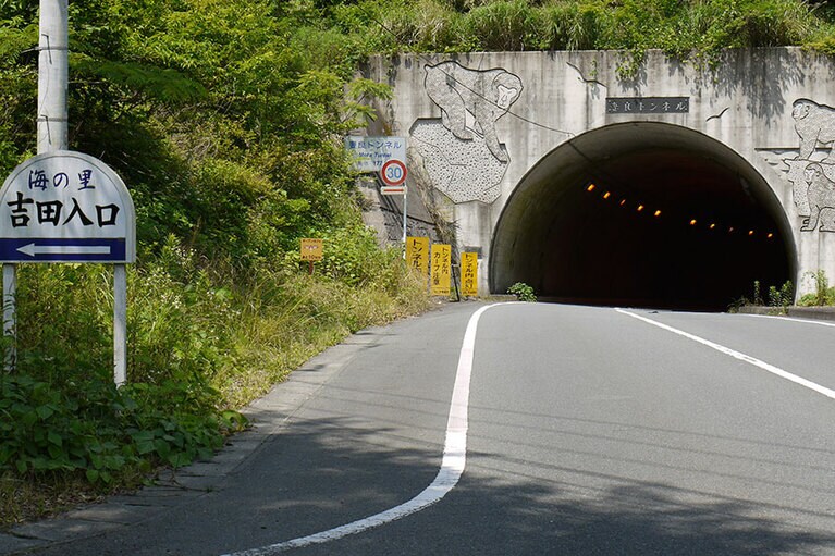 見過ごしてしまいそうな吉田入口の看板。